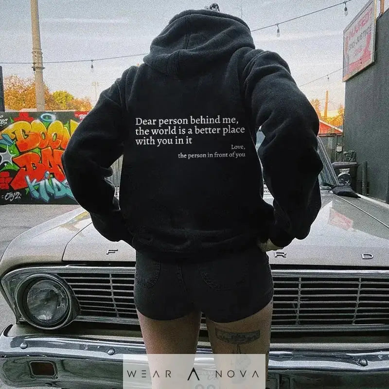 Dear Person Behind Me, the World Is A Better Place, with You In It - Women's Plush Letter Printed Hoodie  Damen-Hoodie 