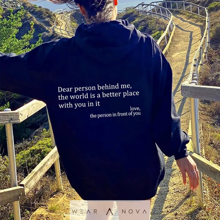 Dear Person Behind Me, the World Is A Better Place, with You In It - Women's Plush Letter Printed Hoodie  Damen-Hoodie 