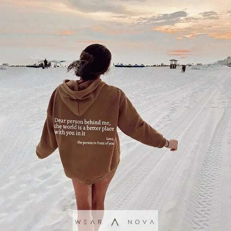 Dear Person Behind Me, the World Is A Better Place, with You In It - Women's Plush Letter Printed Hoodie  Damen-Hoodie 