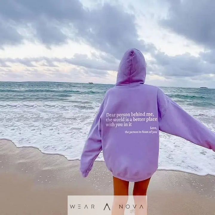 Dear Person Behind Me, the World Is A Better Place, with You In It - Women's Plush Letter Printed Hoodie  Damen-Hoodie 