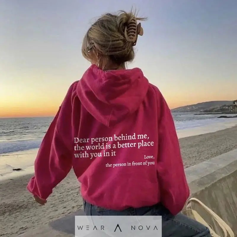 Dear Person Behind Me, the World Is A Better Place, with You In It - Women's Plush Letter Printed Hoodie  Damen-Hoodie 