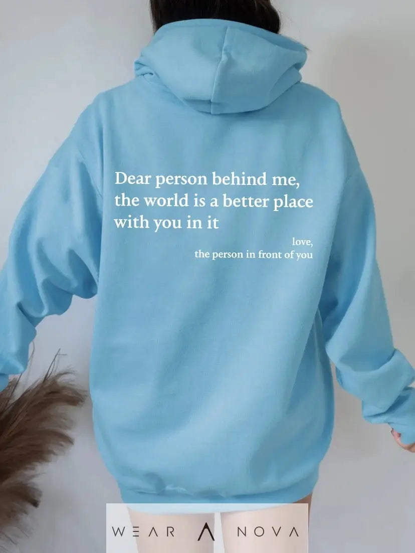 Dear Person Behind Me, the World Is A Better Place, with You In It - Women's Plush Letter Printed Hoodie  Damen-Hoodie 