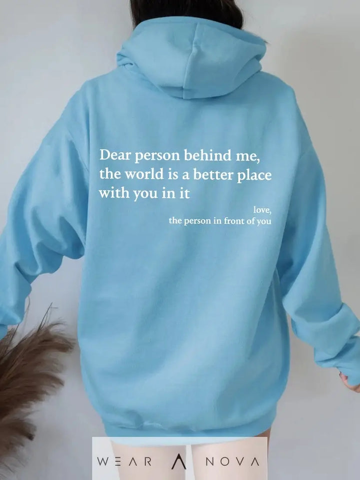 Dear Person Behind Me, the World Is A Better Place, with You In It - Women's Plush Letter Printed Hoodie  Damen-Hoodie 