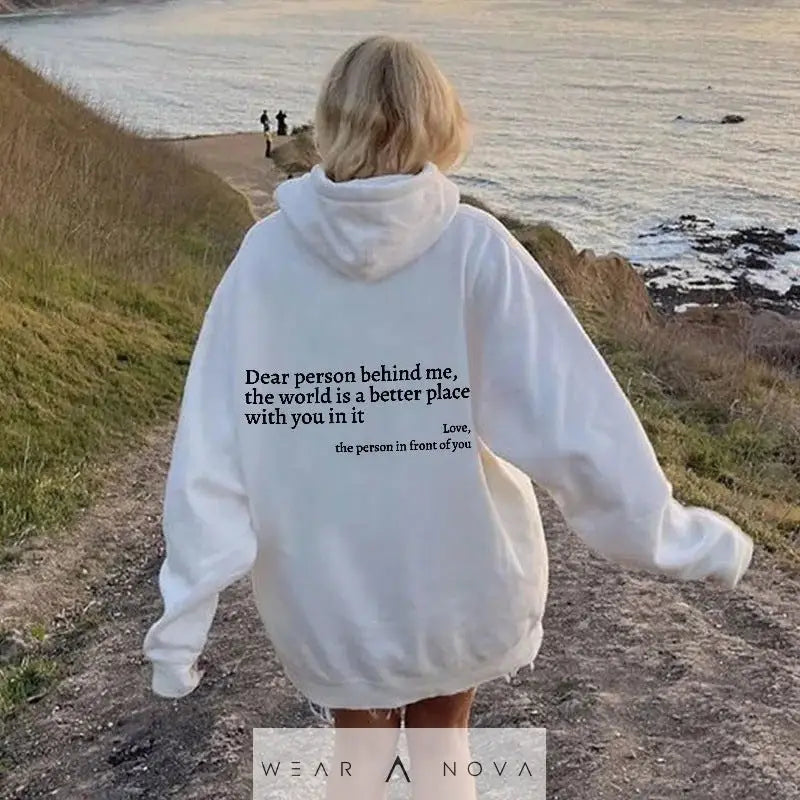 Dear Person Behind Me, the World Is A Better Place, with You In It - Women's Plush Letter Printed Hoodie  Damen-Hoodie 
